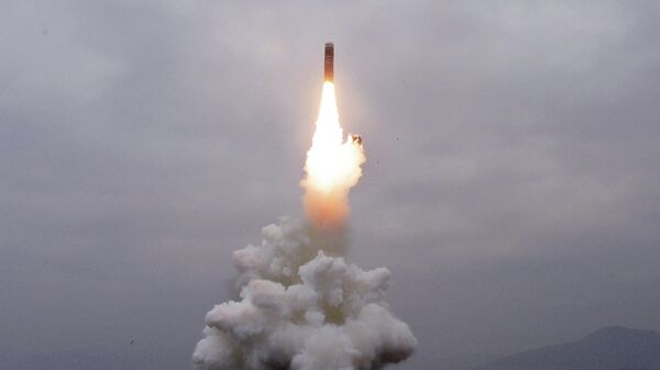 Испытательный пуск нового типа ракеты с подводной лодки в водах залива Вонсан Восточно-Корейского моря