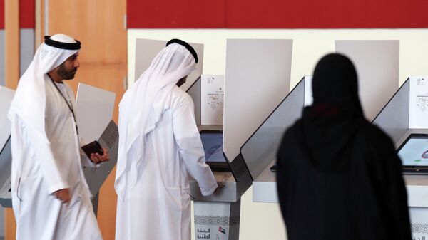Голосование на избирательном участке в эмирате Умм-эль-Кайвайн