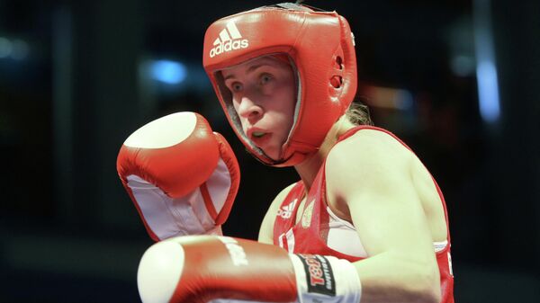 Елена Савельева, во время боя в финале чемпионата России по боксу среди женщин в весовой категории до 51кг.