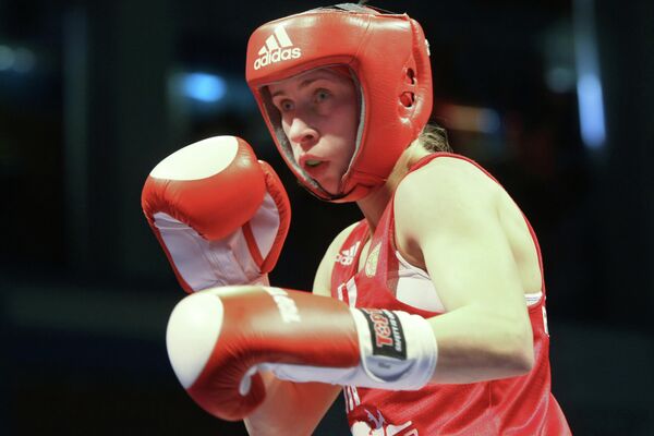 Елена Савельева, во время боя в финале чемпионата России по боксу среди женщин в весовой категории до 51кг.