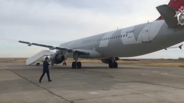 СК опубликовал видео из аэропорта Челябинска, где трап въехал в самолет