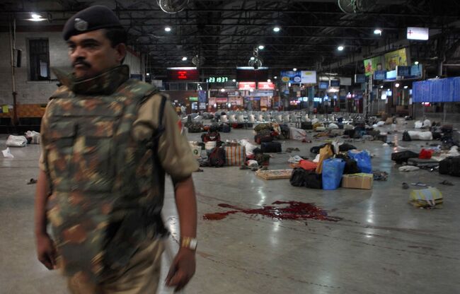Железнодорожная станция в Мумбаи после теракта 