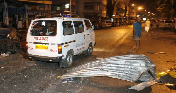 Машина скорой помощи перевозит пострадавших в результате терактов в Мумбаи