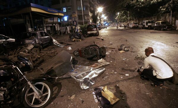 Последствия взрывов на одной из улиц Мумбаи