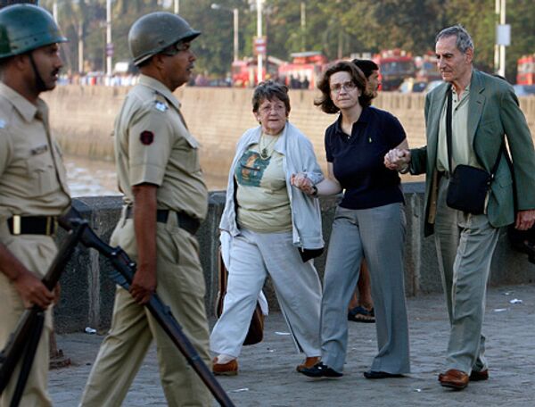 Иностранные туристы на улицах Мумбаи после серии терактов
