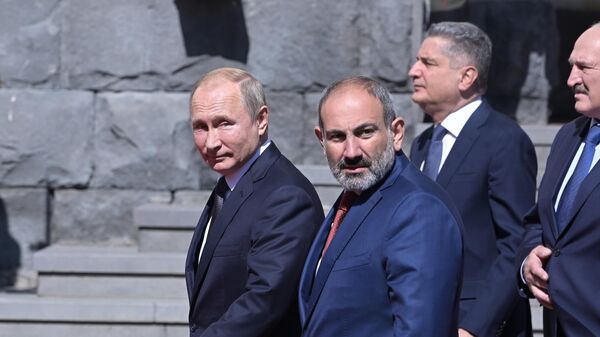 Президент РФ Владимир Путин перед церемонией совместного фотографирования глав делегаций государств-участников ВЕЭС в Ереване