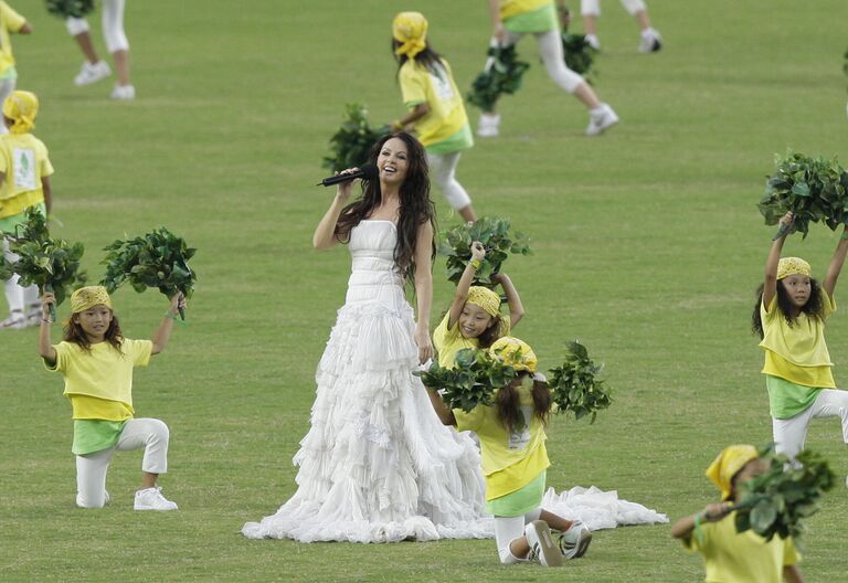 Британская певица Сара Брайтман выступает во время церемонии открытия чемпионата мира по легкой атлетике в Осаке Британская певица Сара Брайтман выступает во время церемонии открытия чемпионата мира по легкой атлетике в Осаке