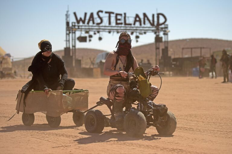 Участницы фестиваля Wasteland Weekend в пустыне Мохаве, США