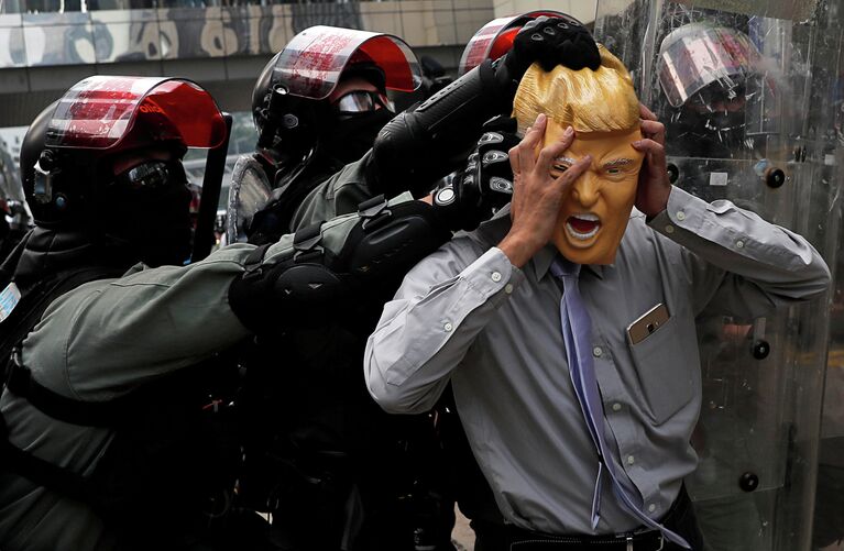 Акция протеста в торговом районе Causeway Bay в Гонконге