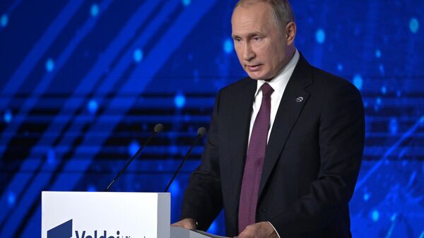 Президент РФ Владимир Путин выступает на пленарной сессии XVI заседания Международного дискуссионного клуба Валдай 