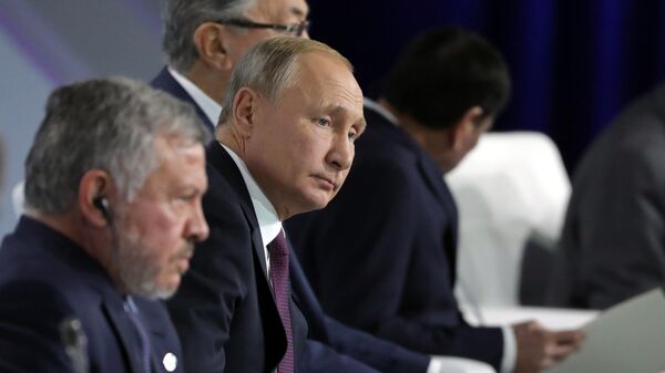Президент РФ Владимир Путин во время пленарной сессии XVI заседания Международного дискуссионного клуба Валдай 