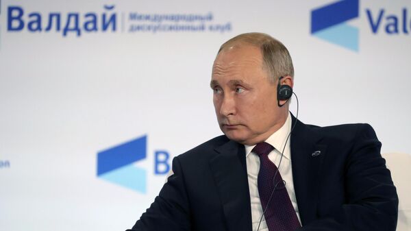 Президент РФ Владимир Путин выступает на пленарной сессии XVI заседания Международного дискуссионного клуба Валдай