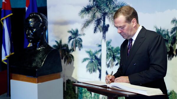 Председатель правительства РФ Дмитрий Медведев оставляет запись в Книге почетных гостей в музее Хосе Марти на площади Революции в Гаване