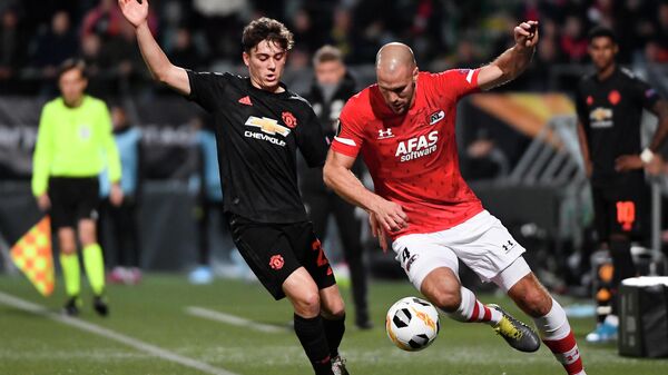 Manchester United's Swedish defender Victor Lindelof (L) fights for the ball with AZ Alkmaar's Dutch defender Ron Vlaar during the UEFA Europa League Group L football match berween AZ Alkmaar and Manchester United at the ADO Stadium in The Hague, on October 3, 2019. (Photo by JOHN THYS / AFP)