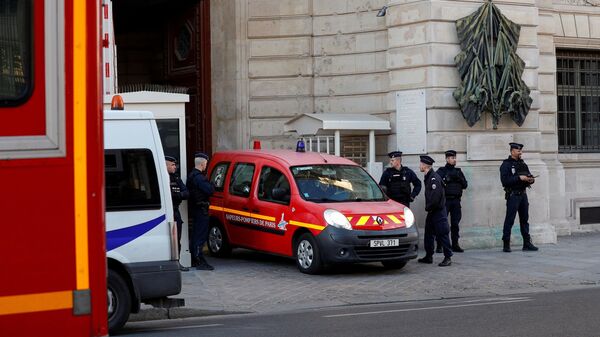 Полицейские у префектуры полиции Парижа, после того как там было свовершено нападение