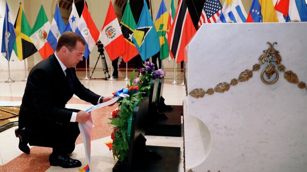 Председатель правительства России Дмитрий Медведев на церемонии возложения венка к Могиле Неизвестного борца за независимость Кубы. 3 октября 2019