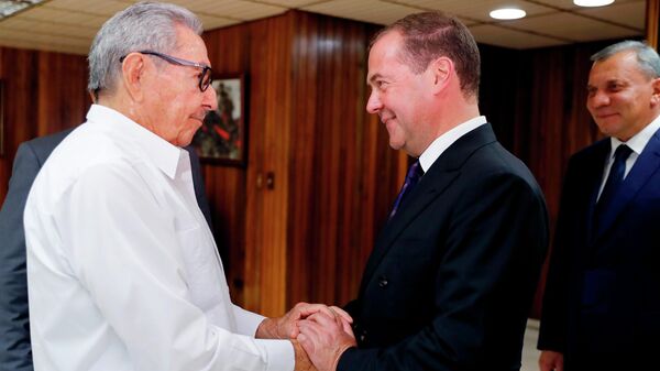 Председатель правительства РФ Дмитрий Медведев и первый секретарь Центрального Комитета Коммунистической партии Кубы Рауль Кастро во время встречи. 3 октября 2019