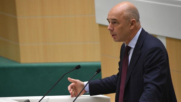 Министр финансов РФ Антон Силуанов выступает на парламентских слушаниях в Совете Федерации по бюджету на 2020-2022. 4 октября 2019