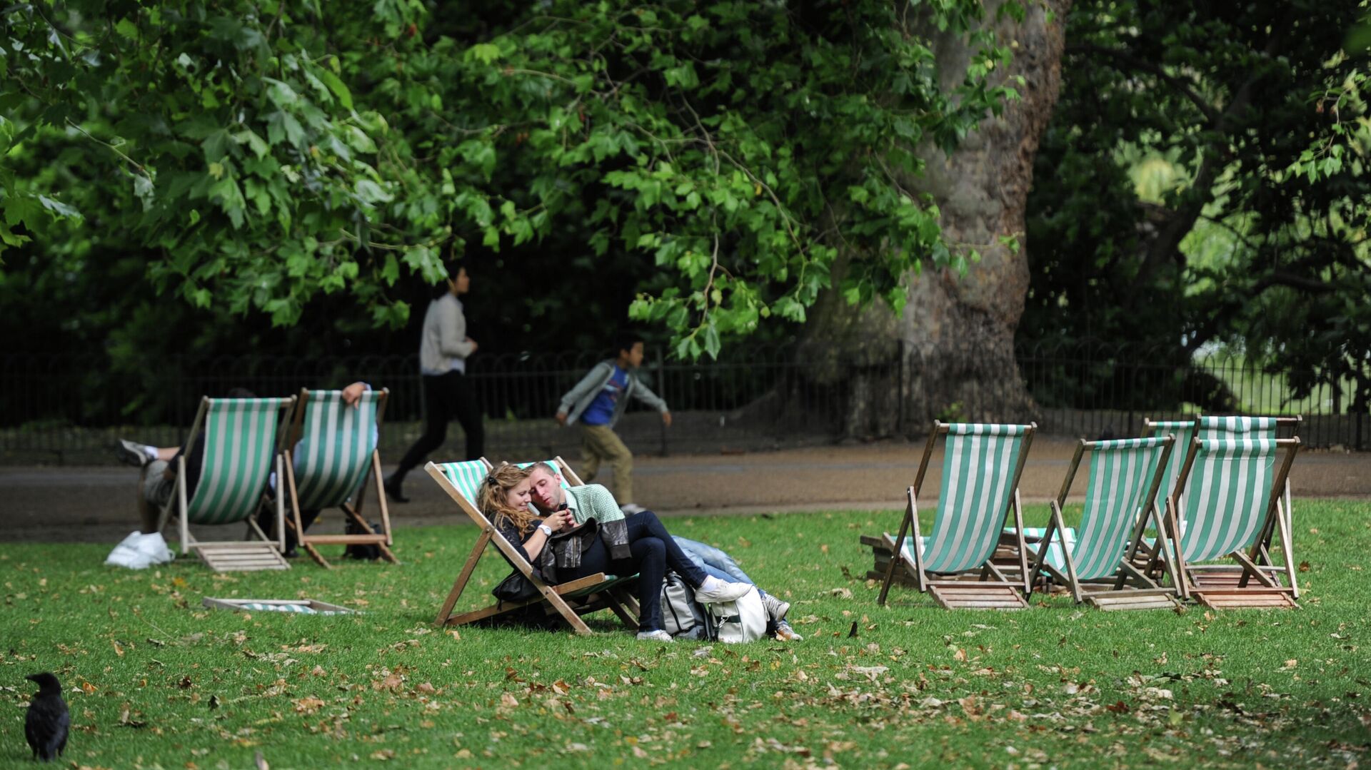 Горожане отдыхают в Гайд-парке в Лондоне - РИА Новости, 1920, 19.07.2022