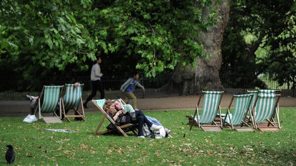 Горожане отдыхают в Гайд-парке в Лондоне