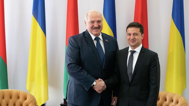Александр Лукашенко и Владимир Зеленский во время встречи в Житомире