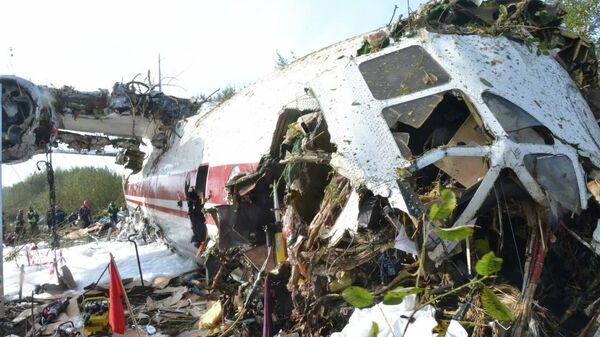 Спасатели на месте аварийной посадки самолета Ан-12 на Украине