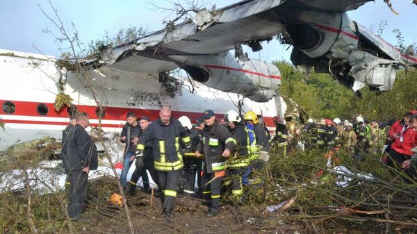 Спасатели на месте аварийной посадки самолета Ан-12 на Украине
