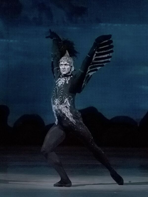 Ротбард - злой волшебник (Илья Кузнецов) в сцене из балета Петра Чайковского Лебединое озеро.