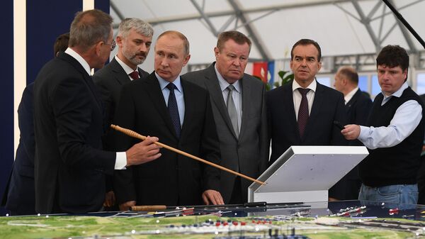 Президент РФ Владимир Путин во время посещения портово-индустриального парка ОТЭКО на Таманском полуострове. 4 октября 2019