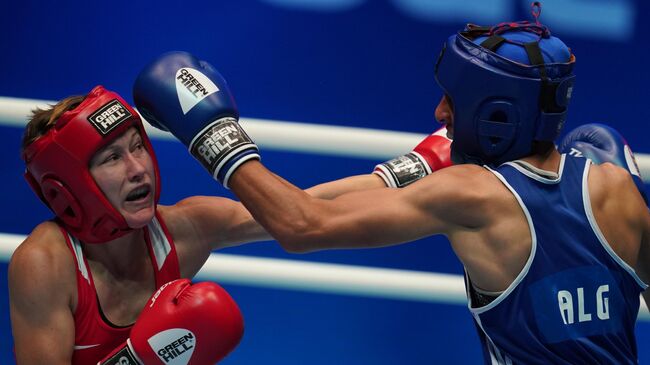 Слева направо: Наталья Шадрина (Россия) и Имане Хелиф (Алжир) в предварительном поединке в весовой категории до  60 кг на чемпионате мира по боксу AIBA среди женщин в Улан-Удэ.