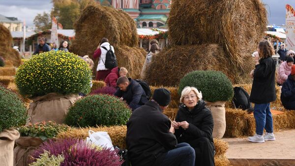 Посетители на площадке фестиваля Золотая осень на Красной площади