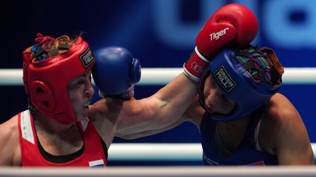 Слева направо: Саадат Далгатова (Россия) и Эрдэнэтуяа Энхбаатар (Монголия) в предварительном поединке в весовой категории до 69 кг на чемпионате мира по боксу AIBA среди женщин в Улан-Удэ.