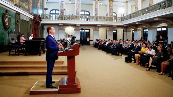 Премьер-министр России Дмитрий Медведев выступает на церемонии присуждения ему степени Почетного доктора политических наук Гаванского университета на Кубе