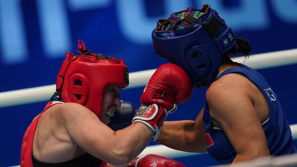 Слева направо: Саадат Далгатова (Россия) и Эрдэнэтуяа Энхбаатар (Монголия) в предварительном поединке в весовой категории до 69 кг на чемпионате мира по боксу AIBA среди женщин в Улан-Удэ.