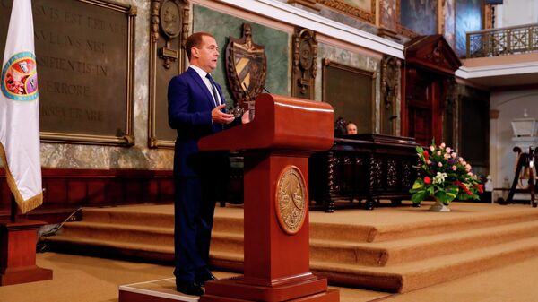 Премьер-министр России Дмитрий Медведев выступает на церемонии присуждения ему степени Почетного доктора политических наук Гаванского университета на Кубе
