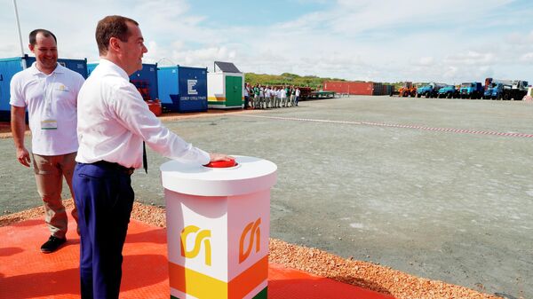 Премьер-министр России Дмитрий Медведев принимает участие в церемонии запуска бурения первой горизонтальной скважины месторождения Бока де Харуко на Кубе