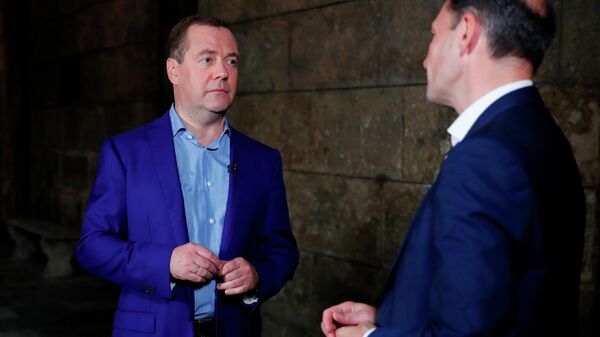 Председатель правительства РФ Дмитрий Медведев во время интервью телеведущему ВГТРК программы Вести в субботу Сергею Брилеву