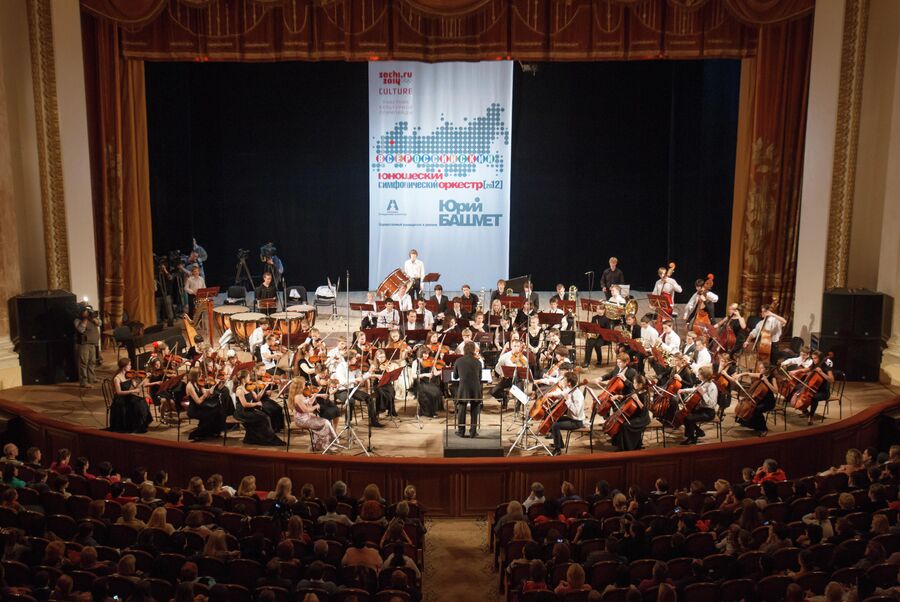 Гала-концерт Всероссийского юношеского оркестра под руководством Юрия Башмета в Сочи