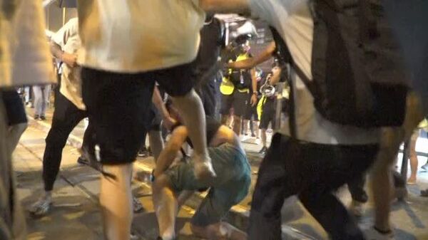 Кадры нападений в Гонконге: протесты перестают быть мирными