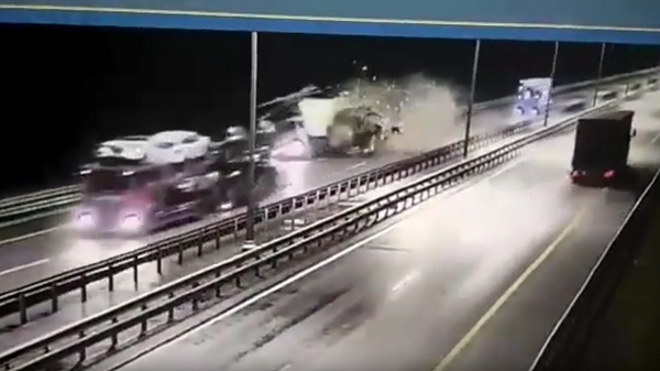 Массовое ДТП  с грузовиками на трассе Москва-Петербург попало на видео