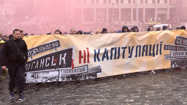 Участники акции Нет капитуляции против согласования Киевом формулы Штайнмайера по урегулированию в Донбассе на площади Независимости в Киеве