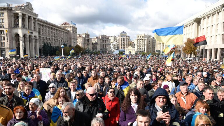 Участники акции Нет Капитуляции против согласования Киевом формулы Штайнмайера по урегулированию в Донбассе на площади Независимости в Киеве