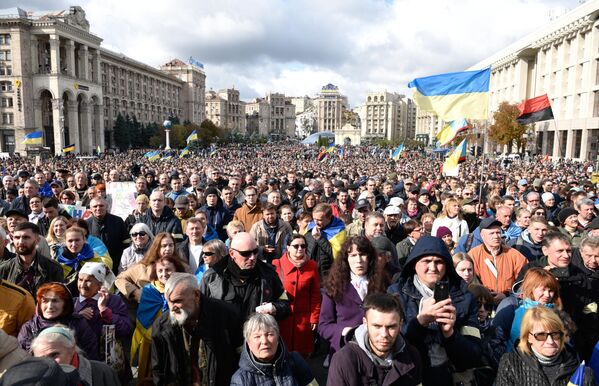 Участники акции Нет Капитуляции против согласования Киевом формулы Штайнмайера по урегулированию в Донбассе на площади Независимости в Киеве