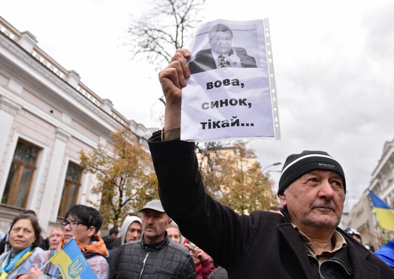 Участники акции Нет Капитуляции против согласования Киевом формулы Штайнмайера по урегулированию в Донбассе на площади Независимости в Киеве