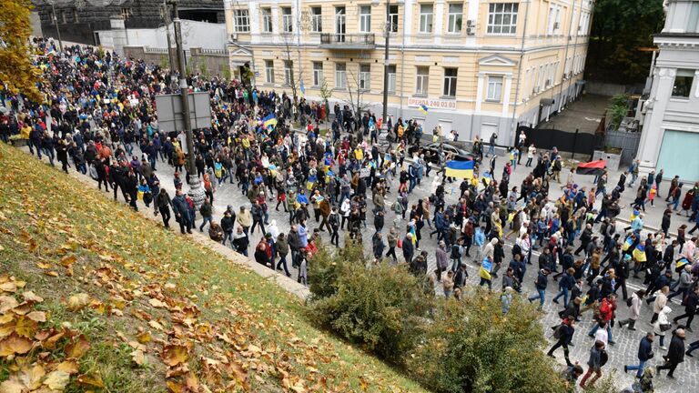 Участники акции Нет Капитуляции против согласования Киевом формулы Штайнмайера по урегулированию в Донбассе на площади Независимости в Киеве