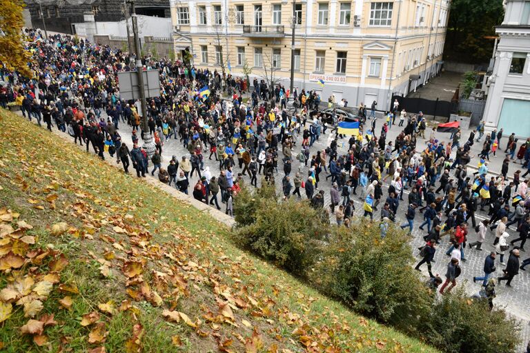 Участники акции Нет Капитуляции против согласования Киевом формулы Штайнмайера по урегулированию в Донбассе на площади Независимости в Киеве