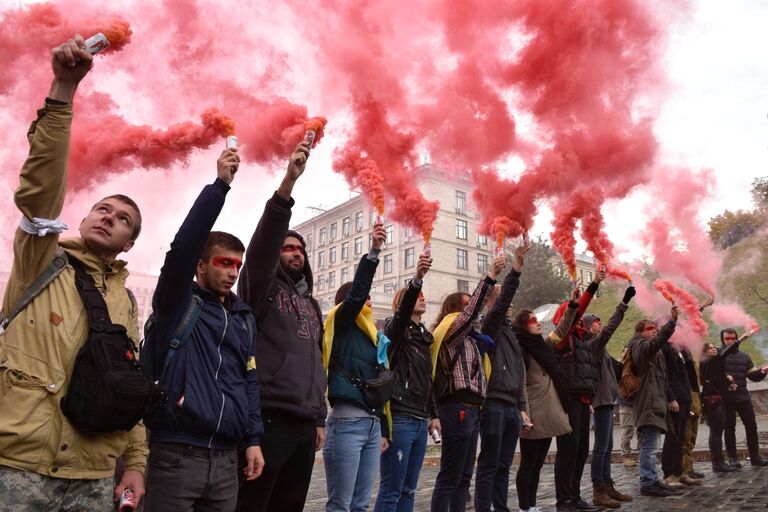 Участники акции Нет Капитуляции против согласования Киевом формулы Штайнмайера по урегулированию в Донбассе на площади Независимости в Киеве