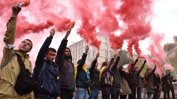Участники акции Нет Капитуляции против согласования Киевом формулы Штайнмайера по урегулированию в Донбассе на площади Независимости в Киеве