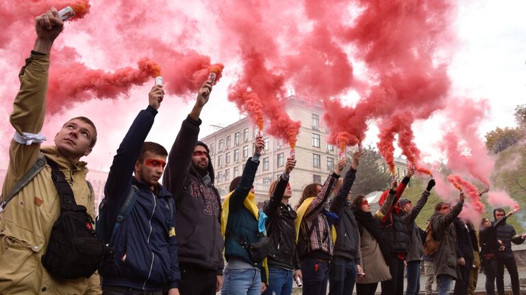 Участники акции Нет Капитуляции против согласования Киевом формулы Штайнмайера по урегулированию в Донбассе на площади Независимости в Киеве