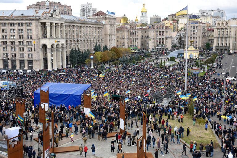 Участники акции Нет Капитуляции против согласования Киевом формулы Штайнмайера по урегулированию в Донбассе на площади Независимости в Киеве